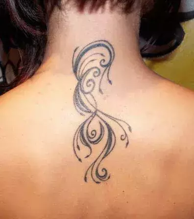 Tattoos für Frauen: Tattoo auf dem Nacken einer Frau