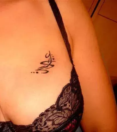 Tattoos für Frauen: Tattoo auf der Brust einer Frau