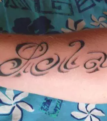 Tattoos für Frauen: Tattoo des Vornamens Lola auf dem Unterarm einer Frau