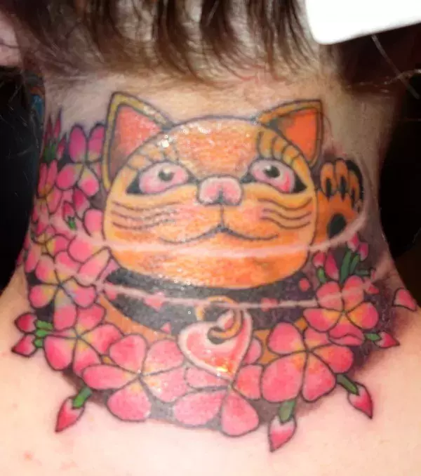Tattoos für Frauen: Tattoo einer Frau: Katze und pinke Blumen