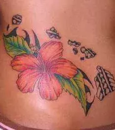 Tattoos für Frauen: Tattoo einer Hawaiiblume auf dem Bauch einer Frau