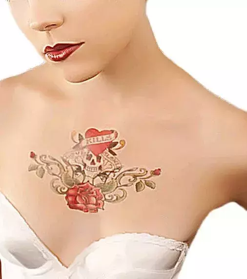 Tattoos für Frauen: Tattoo von einem Herz und einer Blume auf der Brust einer Frau