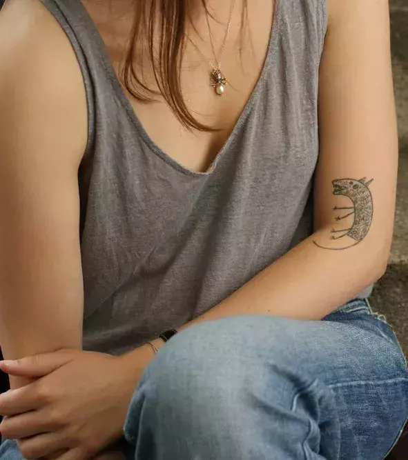 Tattoos für Frauen:  Tattoo wie eine Zeichnung auf dem Arm einer Frau
