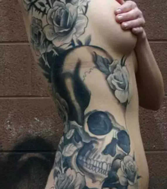 Tattoos für Frauen: Totenkopf Tattoo auf den Rippen einer Frau