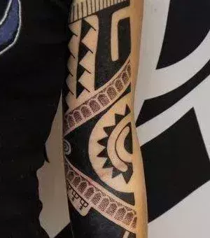 Tattoos für Frauen: Tribal Tattoo auf dem Arm einer Frau