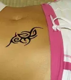 Tattoos für Frauen: Tribal Tattoo auf dem Bauch einer Frau