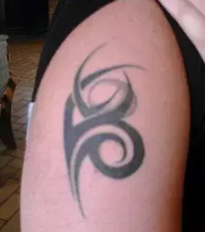 Tattoos für Frauen: Tribal Tattoo auf dem Oberarm einer Frau