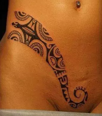 Tattoos für Frauen: Tribal Tattoo auf dem Schambein einer Frau