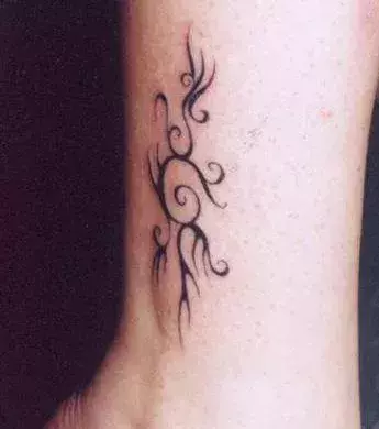 Tattoos für Frauen: Tribal Tattoo auf der Wade
