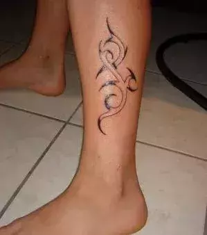 Tattoos für Frauen: Tribal Tattoo auf der Wade