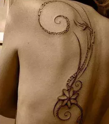 Tattoos für Frauen: Tribal Tattoo mit Blumen auf dem Rücken einer Frau