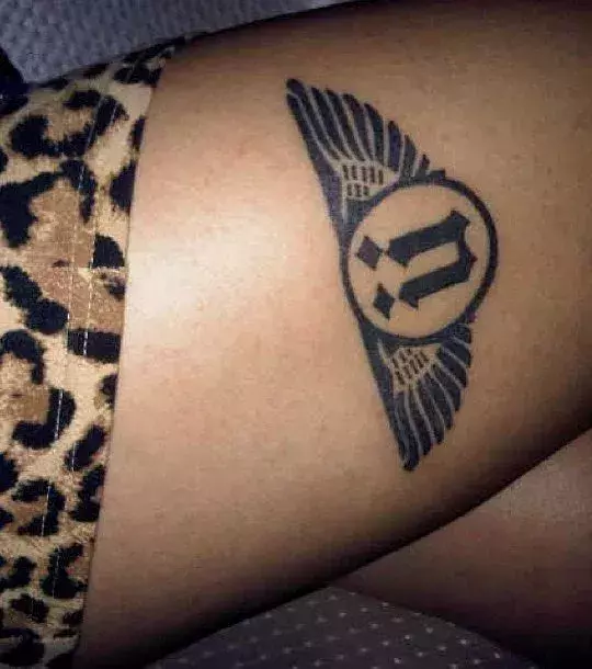 Tattoos für Frauen: Ü Tattoo mit Flügeln auf dem Oberschenkel einer Frau