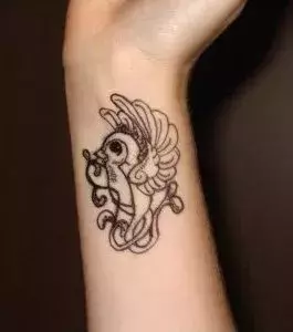 Tattoos für Frauen: Vogel Tattoo auf dem Handgelenk einer Frau