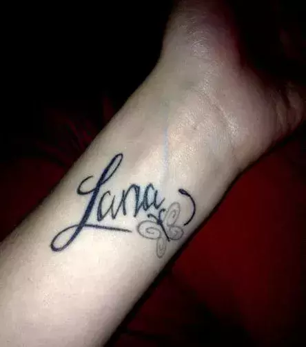 Tattoos für Frauen: Vornamen Tattoo Lana auf dem Handgelenk einer Frau