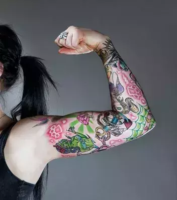 Tattoos für Frauen: Wunderschönes farbiges Tattoo auf dem Arm einer Frau