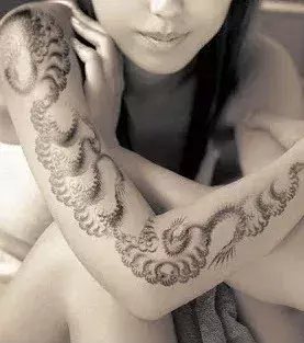 Tattoos für Frauen: Wunderschönes Tattoo auf dem Arm einer Frau