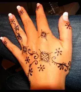 Tattoos für Frauen: Zeichen Tattoo auf der Hand einer Frau