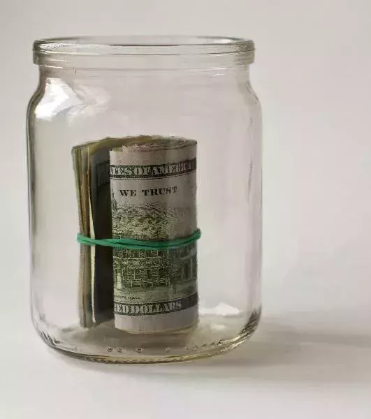 Bevor ihr in Rente geht, sorgt dafür, dass ihr das Budget von einem Jahr zur Verfügung habt. So seid ihr bei allen Begebenheiten immer auf der sicheren Seite. Wenn eure Geldanlagen ausreichen, müsst ihr nicht auf die Reserven zugreifen.