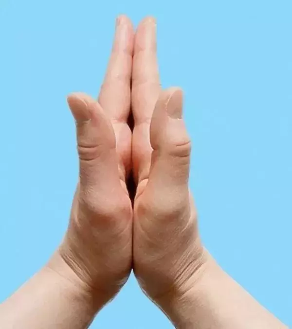 Drückt eure Handflächen aneinander, um den Blutkreislauf zu verbessern.