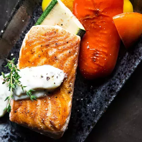 Lachs: Er enthält zahlreiche Fette (auch das berühmte Omega 3) und bietet die besten Kohlenhydrate zum Aufbau von Zellen