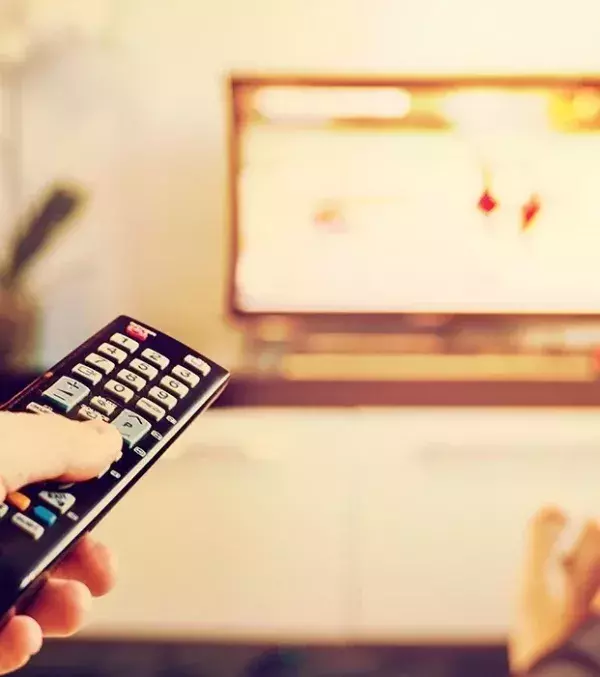 Schalte nicht genutzte Elektrogeräte wie TV, PC und Lampen aus, da diese Wärme erzeugen