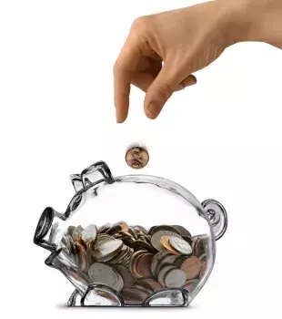 Spart eure Rente so, indem ihr es als Kapital anlegt. Überweist immer ein Teil des Geldes auf ein Konto, das ihr nicht vor euren 40ern anfasst. So lernt ihr, mit dem Nötigsten auszukommen und nicht unnötig Geld auszugeben.