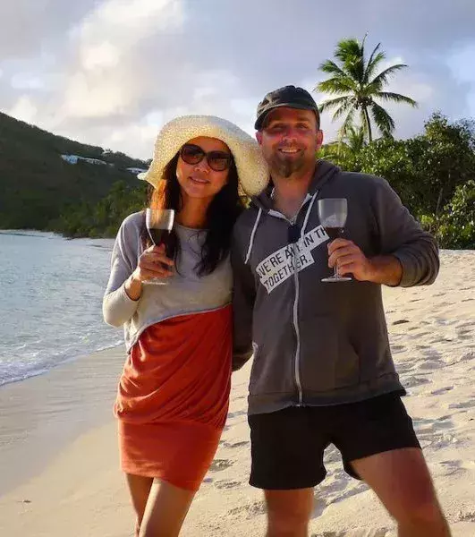 Versucht, Gefallen an den kleinen Dingen des Lebens zu finden. Macht eine Wanderung, legt euch an einen Strand, genießt die Natur. Man muss keine große Weltreise machen, um das Glück zu finden. So lässt sich auch optimal Geld sparen!