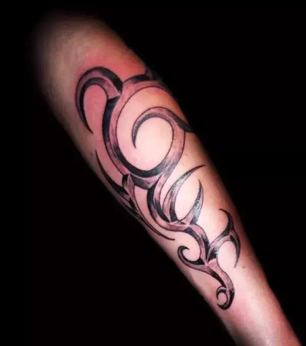 Tribal Tattoo am Arm