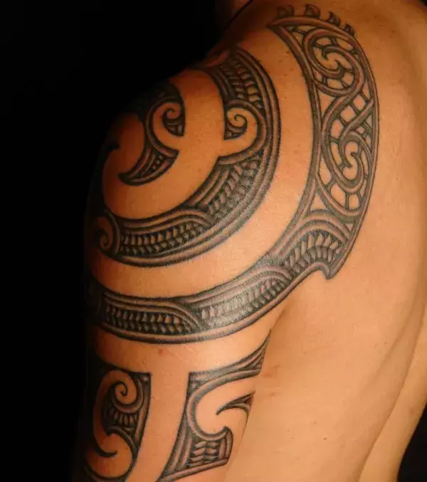 Tribal Tattoo auf der Schulter