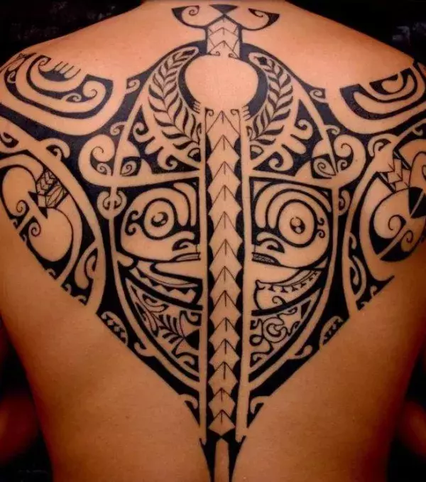 Tribal Tattoo im Schulterbereich