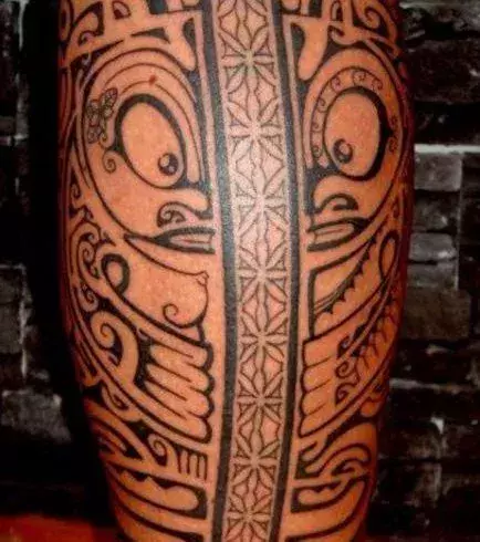Tribal Tattoo mit 2 Gesichtern