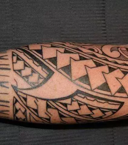 Tribal Tattoo mit eckigen Formen