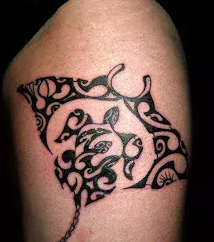 Tribal Tattoo mit Rochen und Schildkröte