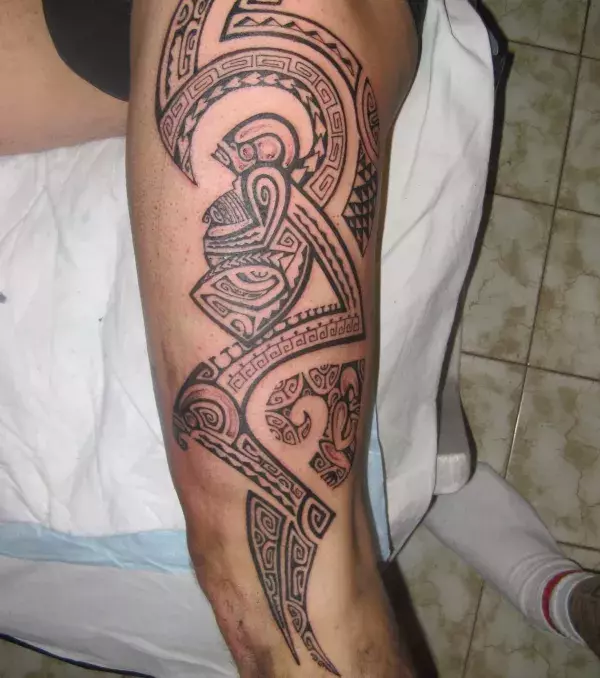 Tribal Tattoo über den gesamten Arm
