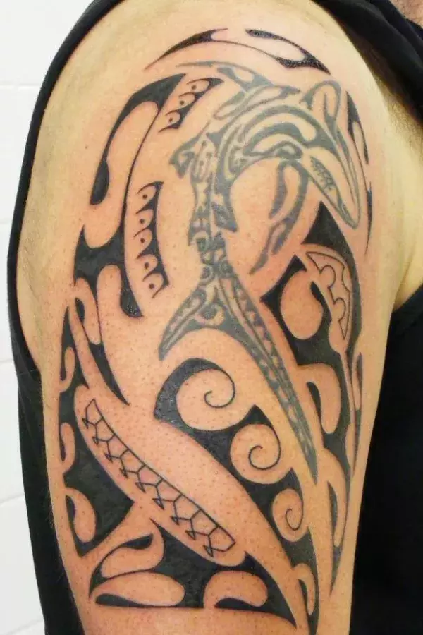 Tribal Tattoo um ein älteres Tattoo
