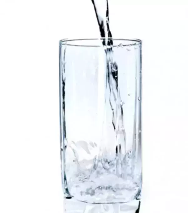 Wasser: eliminiert Toxine, reguliert die Körpertemperatur und liefert viele Mineralien