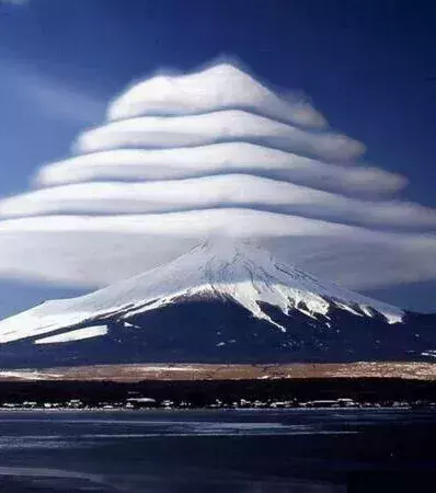 Wunderschöne Wolken am Gipfel des japanischen Fujibergs