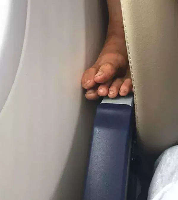 Würden Sie mir bitte nicht Ihre ekligen Füße aufdrängen...