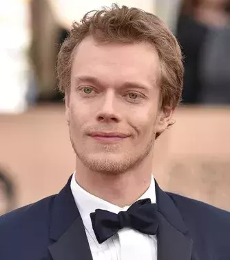 Alfie Allen (Theon Greyjoy): 1m75
