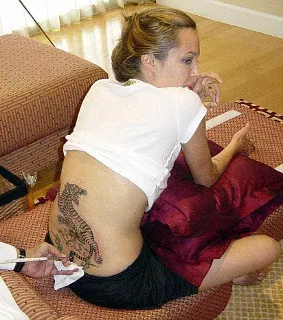 Angelina Jolie: „Das ist ein traditionelles Tattoo. Echt cool, aber auch riskant. Da muss man seinem Tattoostecher ganz schön vertrauen.“
