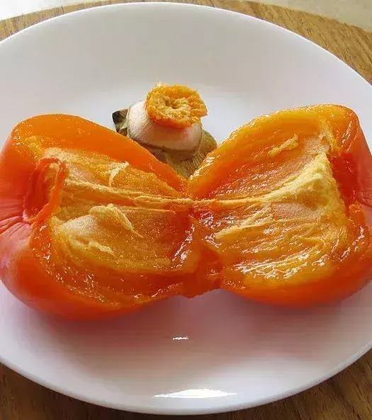 Die Khaki, Frucht des Khakibaumes, ist hierzulande schon etwas bekannter